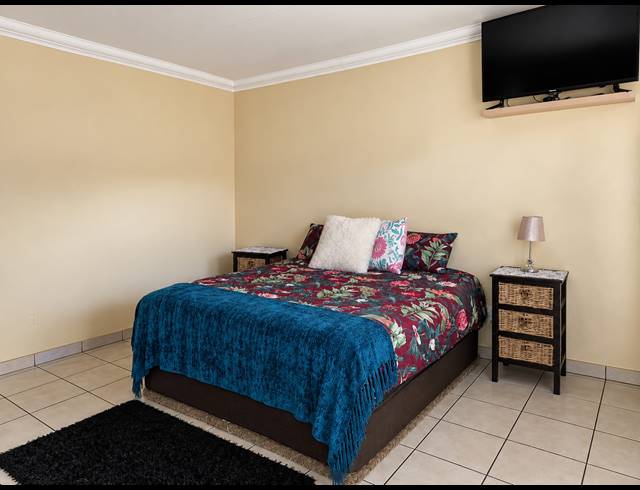 2 BEDROOM FREEHOLD TO LET IN KOOKRUS